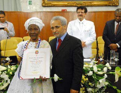 Entrega da Medalha Anchieta para Mãe Ana de Ogum - 09/12/2010 